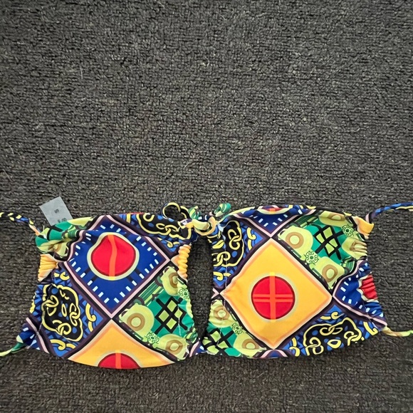 Size 6-8/Small Aus. 2 Piece colourful Bikini set. Thong/ G string style bottoms - Picture 2 of 3